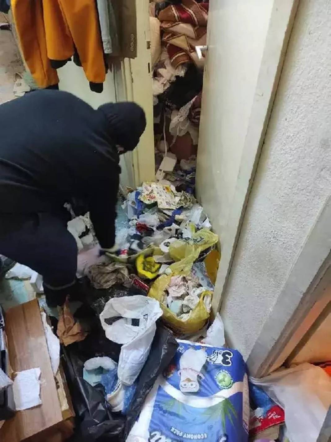 Şikayet üzerine apartman dairesine giden zabıta, şaşkınlıktan dondu kaldı! Ev, ev değil; tarif edecek kelime bulamadılar 18